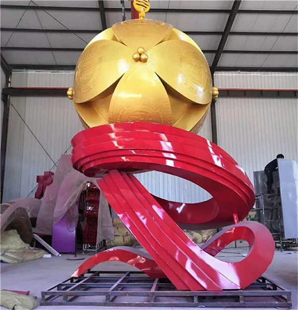 中國結(jié)雕塑價格.jpg