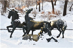 雪中銅馬雕塑 雪中銅馬雕塑