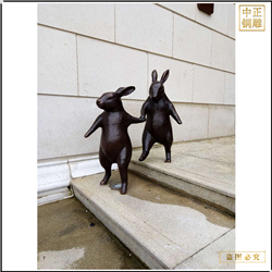 鑄銅關(guān)公 兩只小兔子跳舞銅雕塑